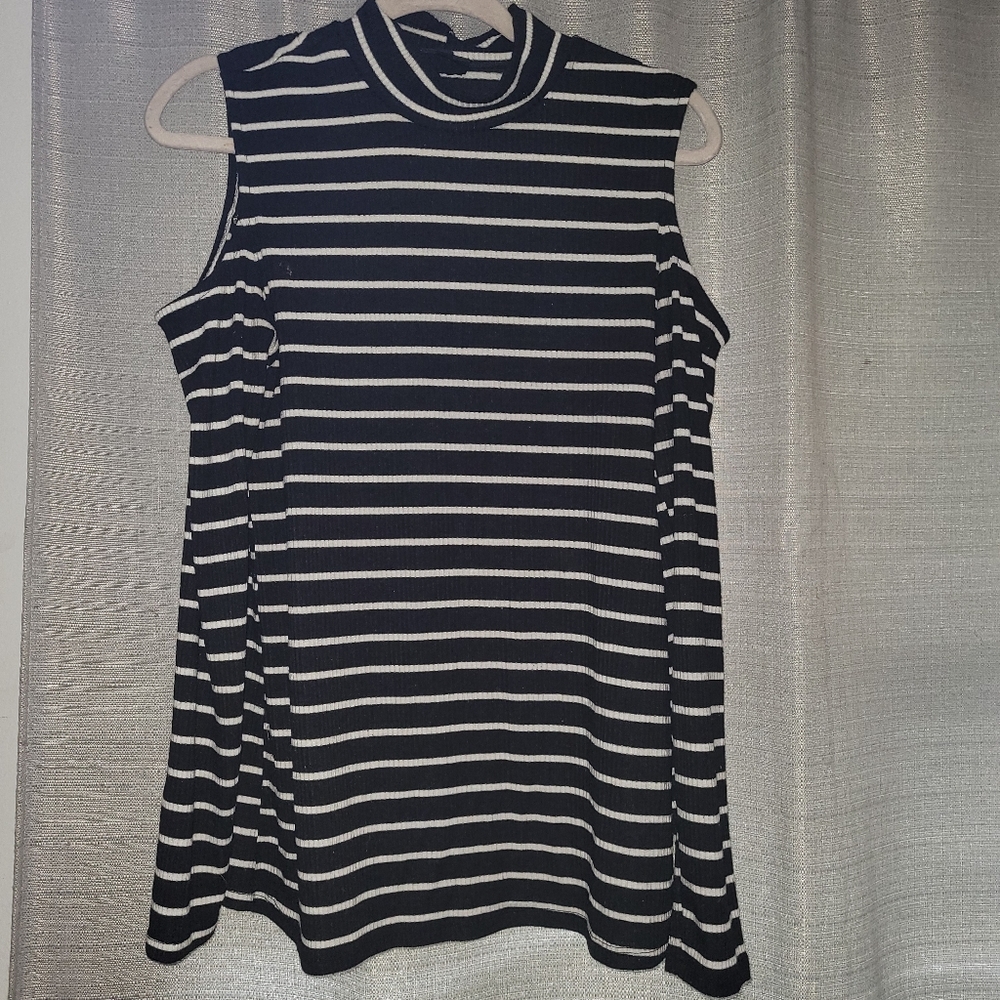Long sleeve with cut out shoulder, black-and-white stripes turtle neck top